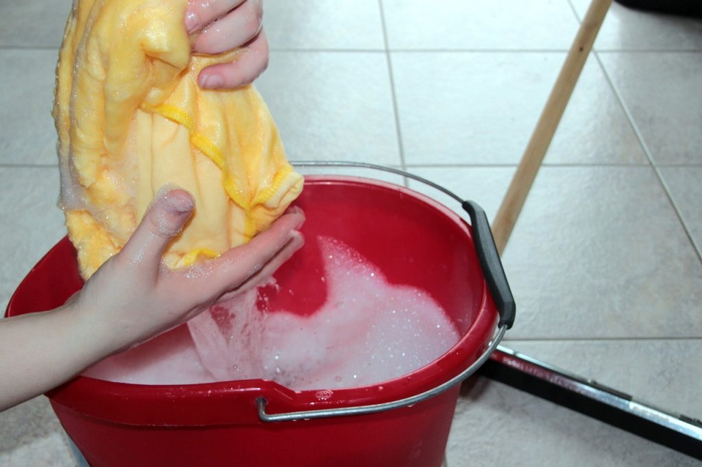 How to cleaning security screen doors and windows